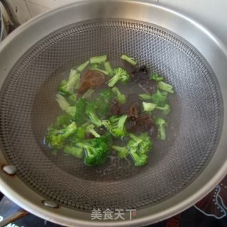 木耳西兰花拌牛肉的做法步骤：5