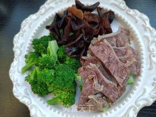 木耳西兰花拌牛肉的做法步骤：7