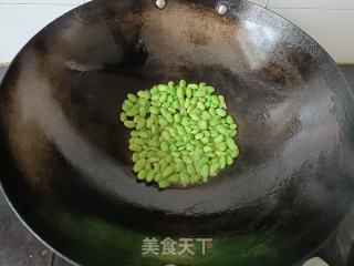 毛豆炒鸡蛋的做法步骤：2