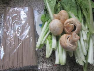 蘑菇毛毛菜荞麦面的做法步骤：1