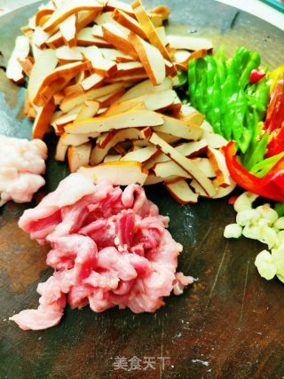 豆干炒肉的做法步骤：2