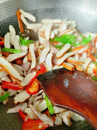 豆干炒肉的做法步骤：7