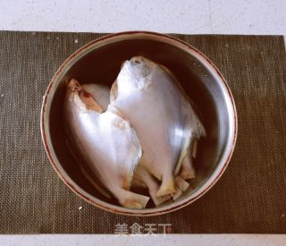 红烧平鱼的做法步骤：1