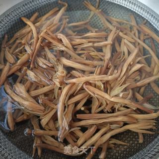 鸡胸肉炒黄花菜的做法步骤：1