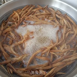 鸡胸肉炒黄花菜的做法步骤：2