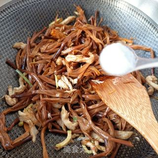 鸡胸肉炒黄花菜的做法步骤：16