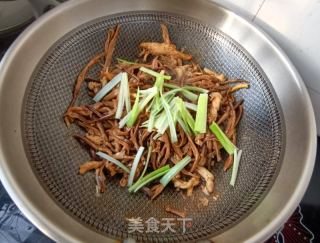 鸡胸肉炒黄花菜的做法步骤：18