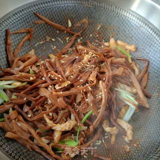 鸡胸肉炒黄花菜的做法步骤：19