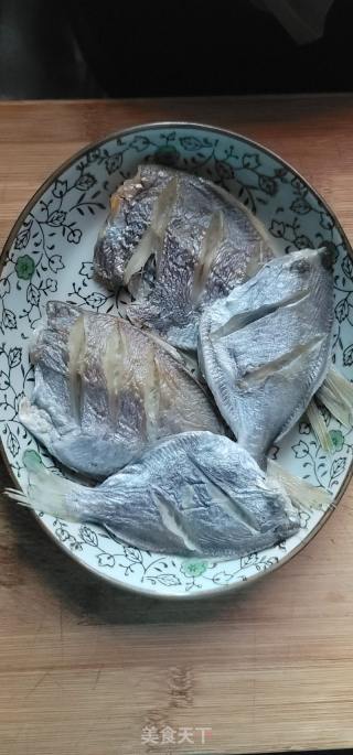 蒸南鲳鱼干的做法步骤：1