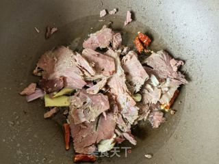 螺丝椒洋葱炒驴肉的做法步骤：4