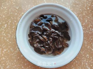 黑木耳绿豆芽炒韭菜的做法步骤：1