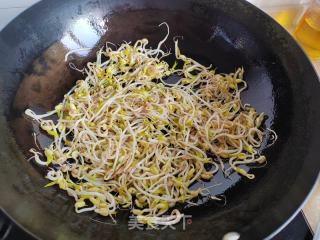 黑木耳绿豆芽炒韭菜的做法步骤：5
