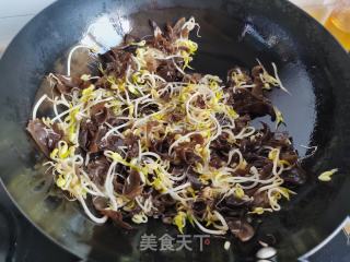 黑木耳绿豆芽炒韭菜的做法步骤：6