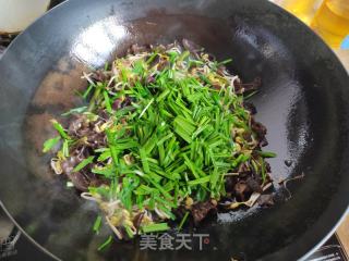 黑木耳绿豆芽炒韭菜的做法步骤：7