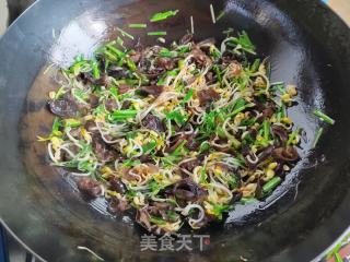 黑木耳绿豆芽炒韭菜的做法步骤：8