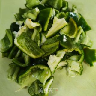香干翻炒圆椒的做法步骤：1