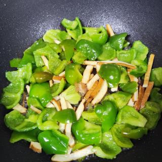 香干翻炒圆椒的做法步骤：5