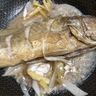 炖黄花鱼的做法步骤：5