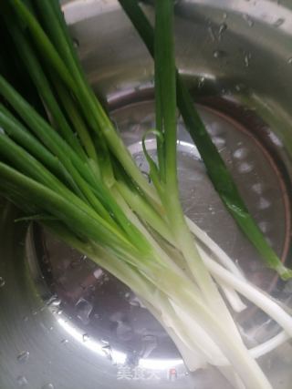 饺子皮葱油饼的做法步骤：2