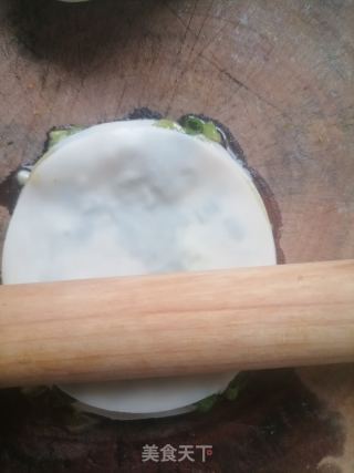 饺子皮葱油饼的做法步骤：6