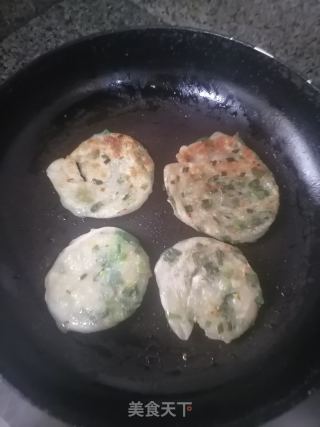饺子皮葱油饼的做法步骤：10