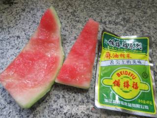 榨菜丝炒西瓜皮的做法步骤：1