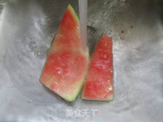 榨菜丝炒西瓜皮的做法步骤：2