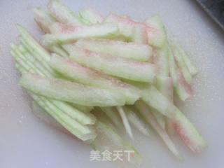 榨菜丝炒西瓜皮的做法步骤：3