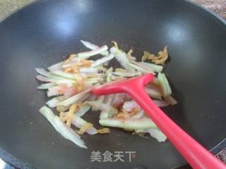 榨菜丝炒西瓜皮的做法步骤：4