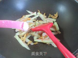 榨菜丝炒西瓜皮的做法步骤：5