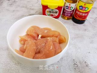 在家实现撸串自由～炸鸡肉串的做法步骤：1