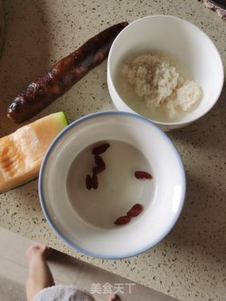 醪糟哈密瓜蒸川味香肠的做法步骤：1