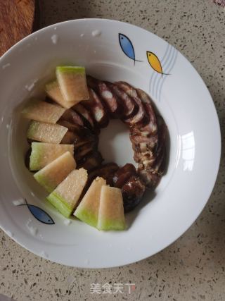 醪糟哈密瓜蒸川味香肠的做法步骤：2