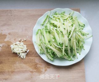 青炒南瓜丝的做法步骤：2
