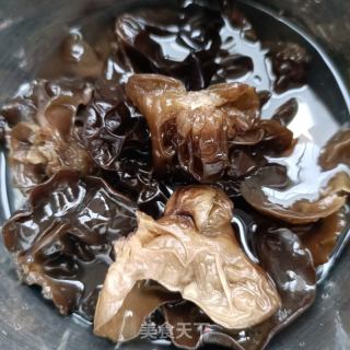 金针菇拌木耳的做法步骤：1
