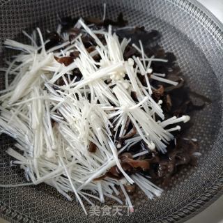 金针菇拌木耳的做法步骤：5