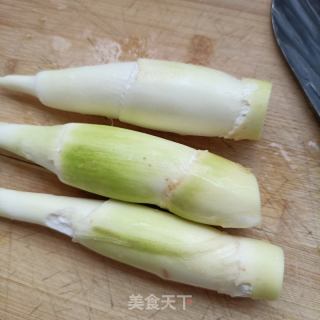 茭白炒三丝的做法步骤：1