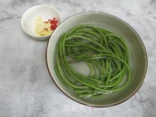 鲜美爽口又好吃～凉拌长豆角的做法步骤：3