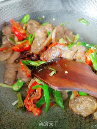 蒜苗辣椒炒香肠的做法步骤：6