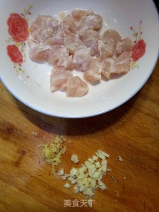 杏鲍菇炒鸡丁的做法步骤：1