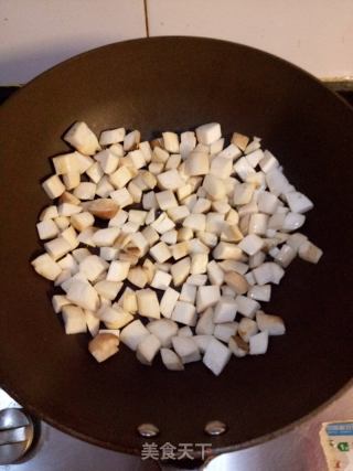 杏鲍菇炒鸡丁的做法步骤：2