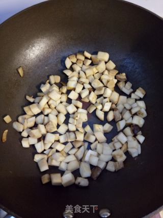 杏鲍菇炒鸡丁的做法步骤：3