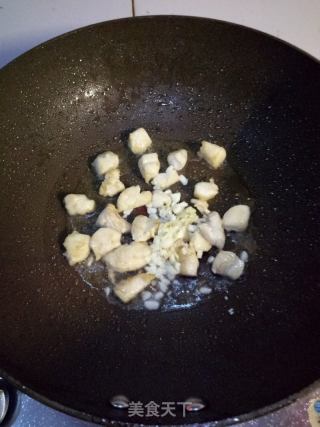 杏鲍菇炒鸡丁的做法步骤：5