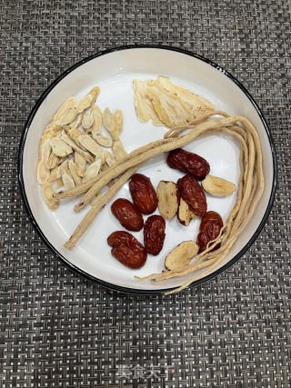 黄芪党参当归鸡汤的做法步骤：1