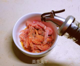 瘦肉丝炒红菜头的做法步骤：2