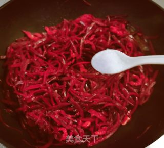 瘦肉丝炒红菜头的做法步骤：11