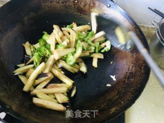 辣椒西红柿炒茄子的做法步骤：3