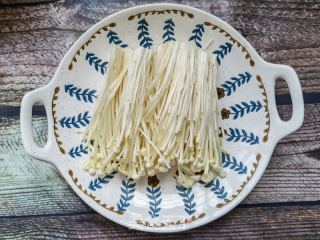 金针菇菠菜拌黑豆腐皮的做法步骤：1