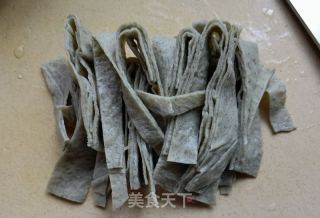 金针菇菠菜拌黑豆腐皮的做法步骤：5