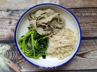 金针菇菠菜拌黑豆腐皮的做法步骤：6